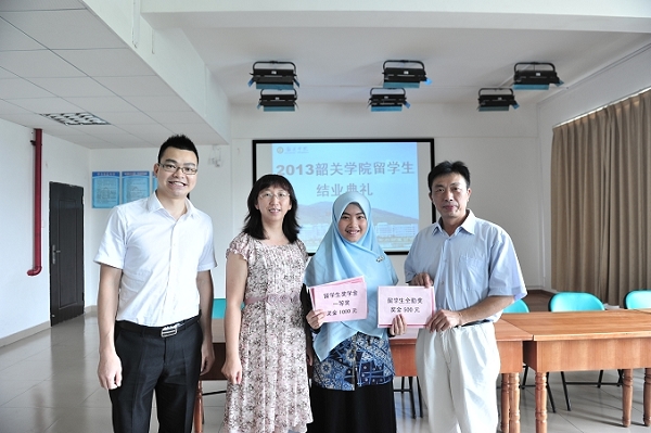 陈厚禄副处长，洪波老师和黎林老师向比娜颁发奖学金