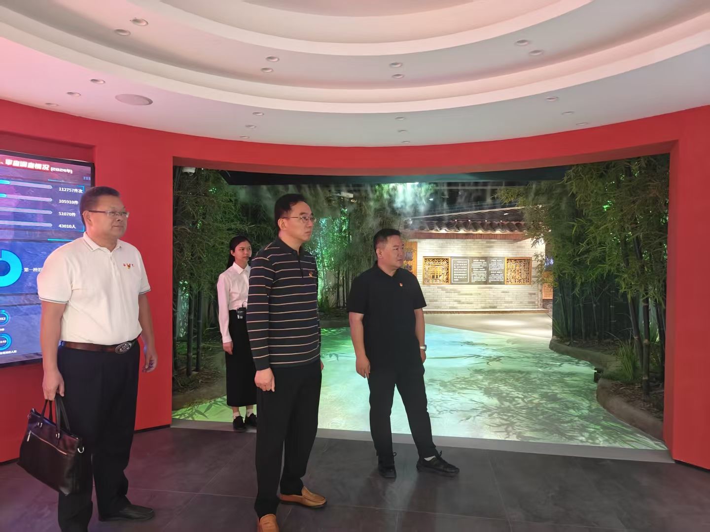 参观廉政教育展厅 参观廉政教育展厅