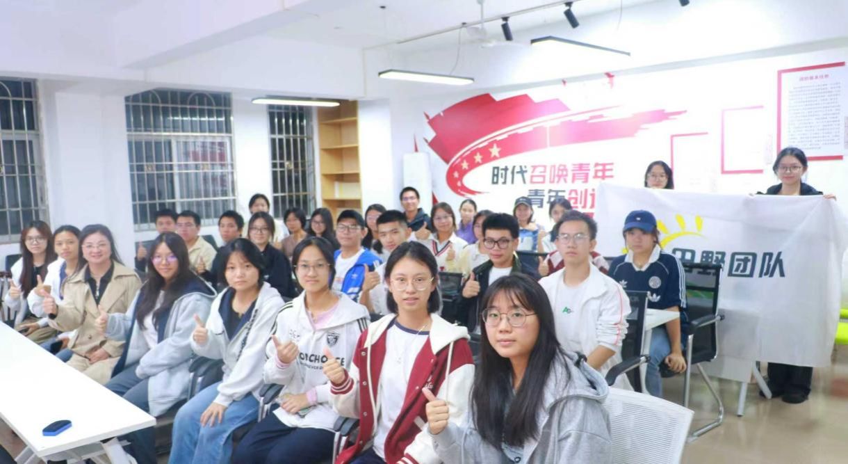 一群穿着白色衣服的人AI 生成的内容可能不正确。