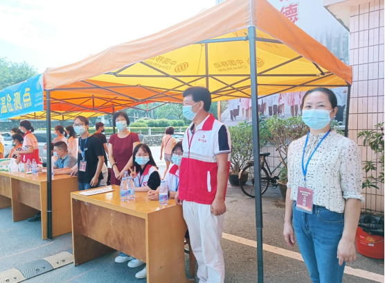 迎新生，党员志愿者在行动