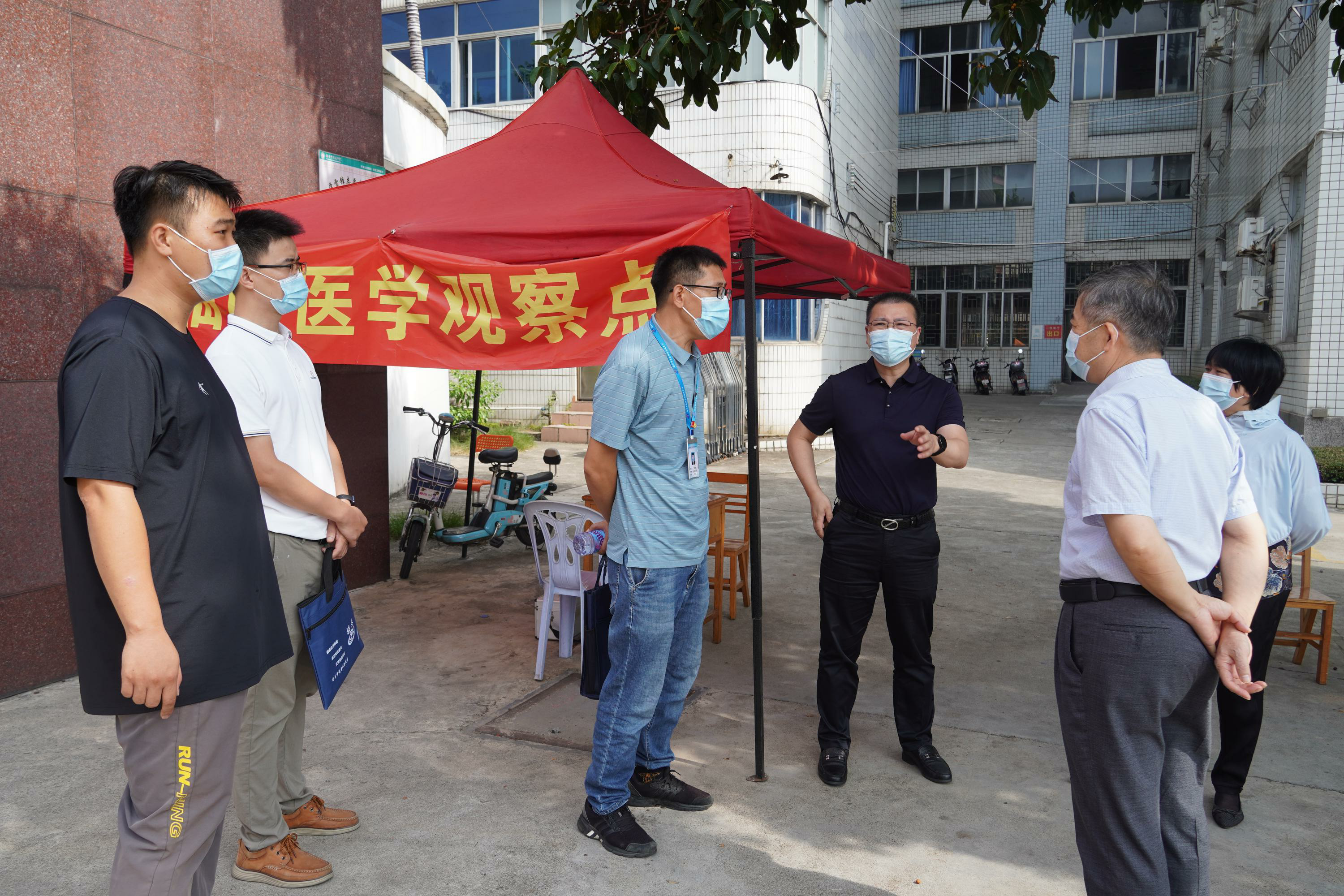 迎新生，党员志愿者在行动