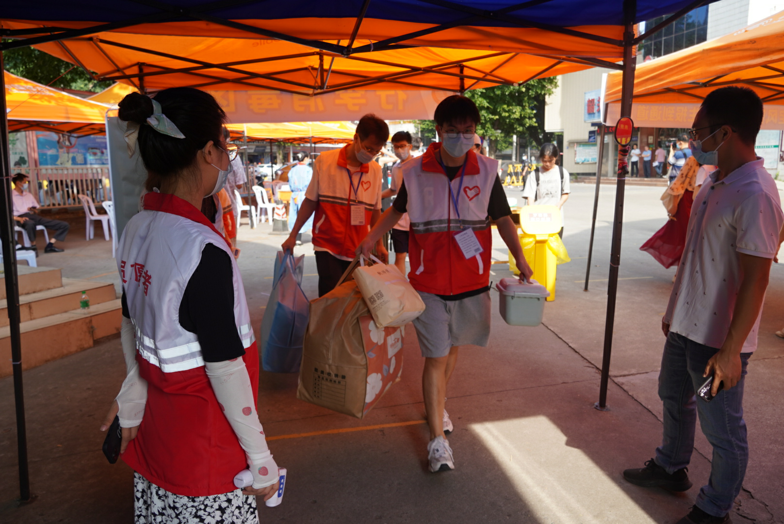 迎新生，党员志愿者在行动