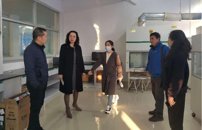 我院副院长陈秀琴检查学院科研实验室建设情况