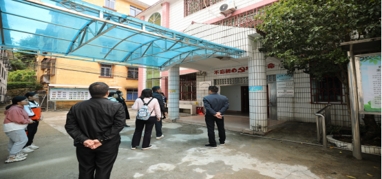 党旗飘扬当先锋,乡村振兴显担当