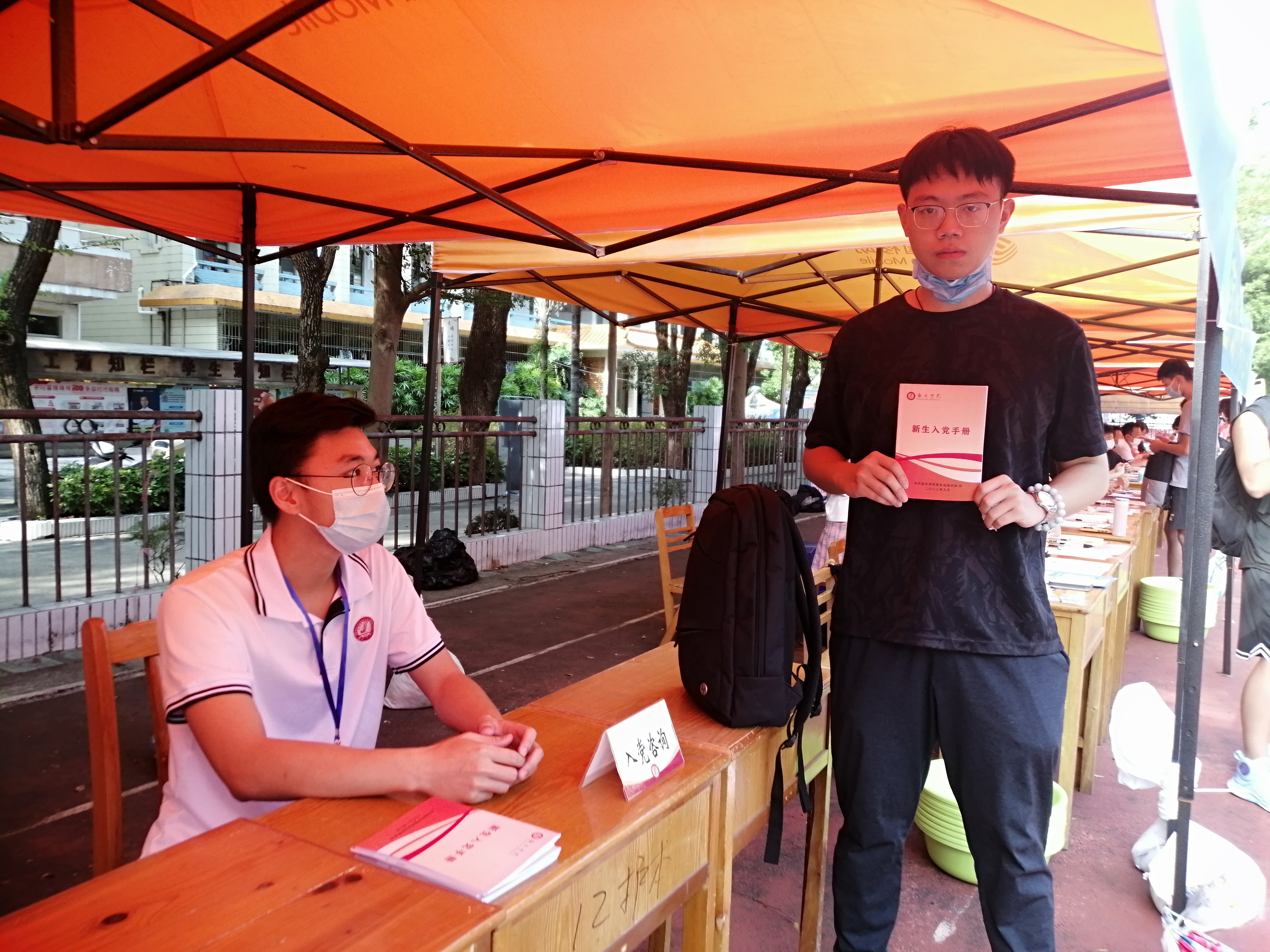 迎新生，党员志愿者在行动