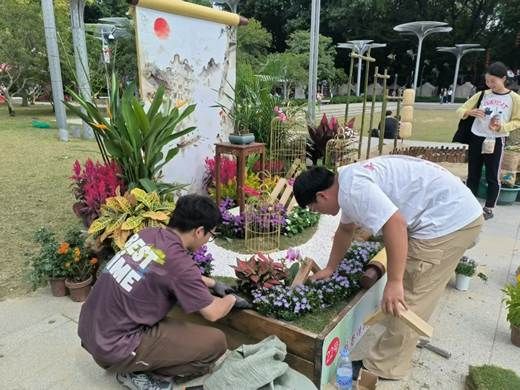 图片包含 户外, 人, 桌子, 食物 AI 生成的内容可能不正确。