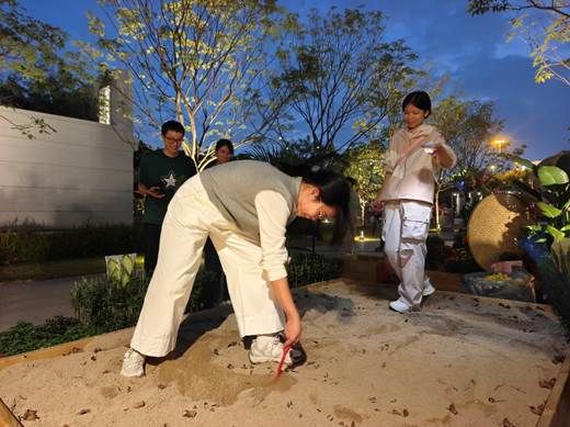 地上的男人 AI 生成的内容可能不正确。