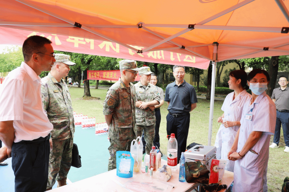 广东省军区学生军训工作检查组到校检查新生军训工作