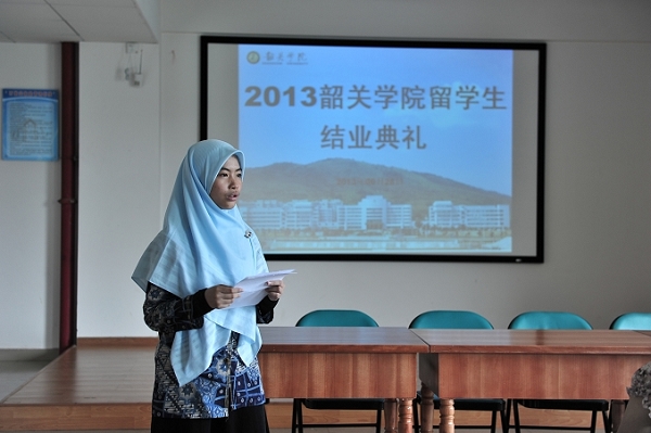 比娜同学代表留学生发言